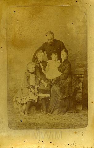 KKE 207.jpg - Włodzimierz Mikołajewicz Gerard (pradziadek Michała Bystrzyckiego) z żoną i trójką dzieci, 1887 r.